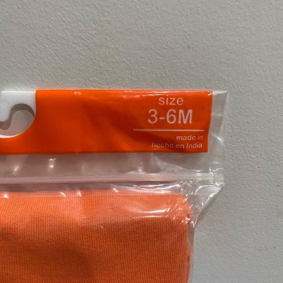 Baby boy essential bundle: onesies, socks, hat - Picture 5 of 6